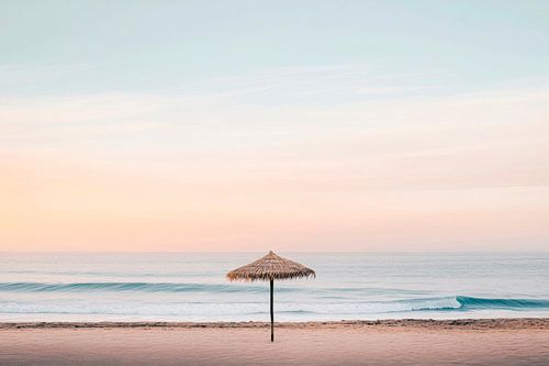 Rust en stilte op het strand bij zonsopgang