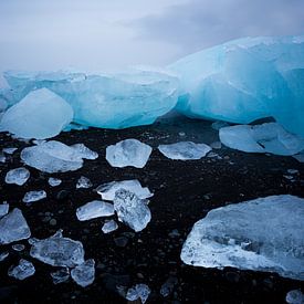 IJsbergen op zwart strand van Prachtt