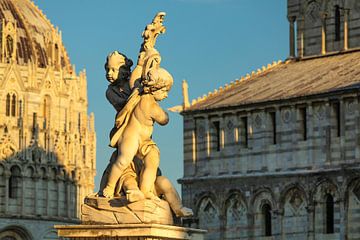 Standbeeld van de engel op de Piazza dei Miracoil in Pisa