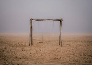 Die einsame Schaukel am Strand im Nebel von Robby's fotografie