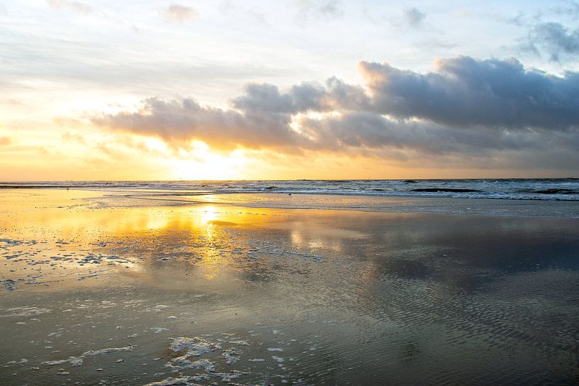 Wolken schieben sich vor die untergehende Sonne von Haikey Vlieland Fotografie