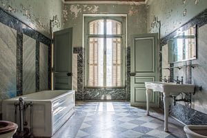 Marmeren badkamer in Frans chateau van Tim Vlielander
