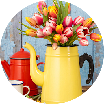 Kleurrijke tulpen in oude emaille koffiepot van Photo Art Thomas Klee