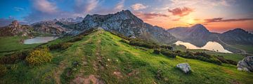 Asturias bergmeer panorama Lagos de Covadonga van Jean Claude Castor