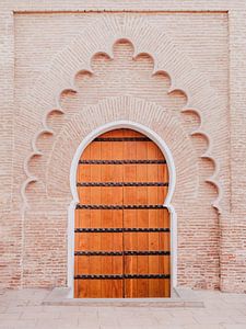 Houten deur en bakstenen muur in Marrakesh