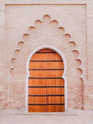 Houten deur en bakstenen muur in Marrakesh