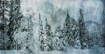 Paysage enneigé avec des arbres et des montagnes sur Rietje Bulthuis