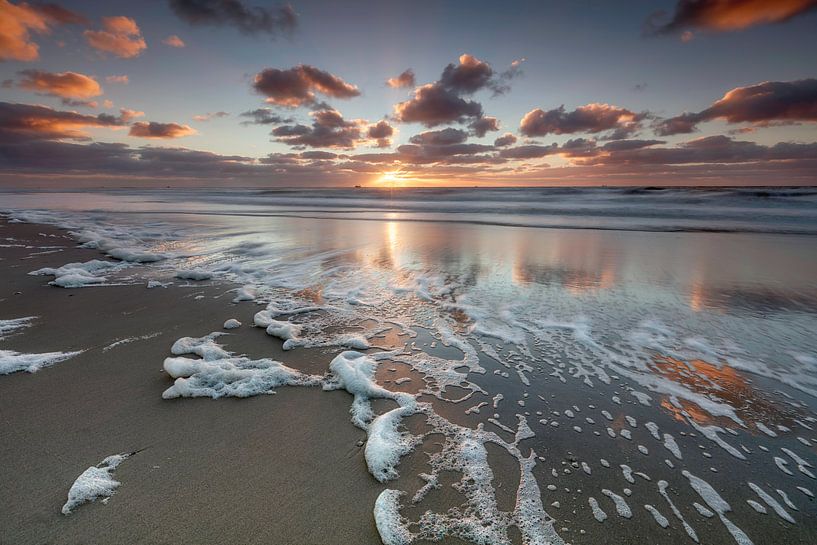 Sonnenuntergang am Strand von Callantsoog von Dennisart Fotografie