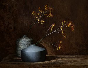 Zen Still life with yellow flowers,Stilleven met gele bloemen. van Saskia Dingemans Awarded Photographer