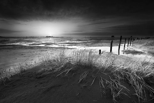 Strand van St. Peter Ording aan de Noordzee. Zwart-wit beeld.