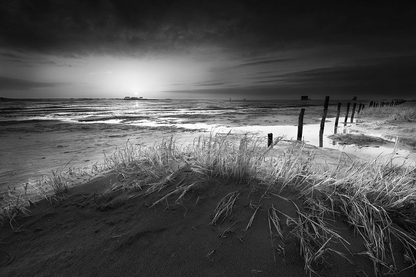 Strand von St. Peter Ording an der Nordsee. Schwarzweiss Bild. von Manfred Voss, Schwarz-weiss Fotografie