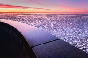 Lac gelé avec des glaces flottantes et vue depuis le balcon