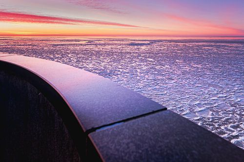 Gefrorener See mit Eisschollen und Blick vom Balkon