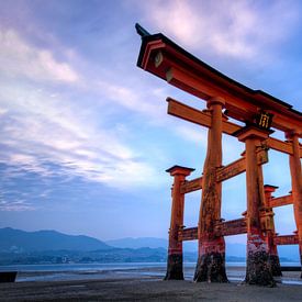 Zonsondergang bij Miyajima (torri) - Japan van Michael Bollen