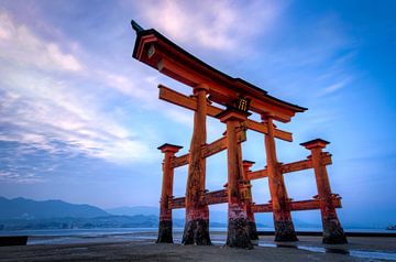 Zonsondergang bij Miyajima (torri) - Japan van Michael Bollen