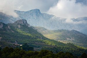 Lumière du soleil dans les montagnes espagnoles brumeuses 