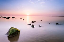 Genießen Sie die Stille des Meeres bei Sonnenuntergang. von Bob Daalder