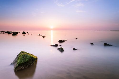 Profitez de la tranquillité de la mer lorsque le soleil se couche.
