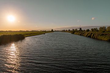 Ondergaande zon bij de molens van Kinderdijk van Consala van  der Griend