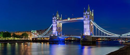 Panorama Tower Bridge in London by Anton de Zeeuw