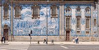 Azulejos,  blauwe tegels aan de Igreja do Carmo, Porto, Douro Litoral, Portugal van Rene van der Meer thumbnail