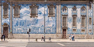 Azulejos,  blauwe tegels aan de Igreja do Carmo, Porto, Douro Litoral, Portugal van Rene van der Meer