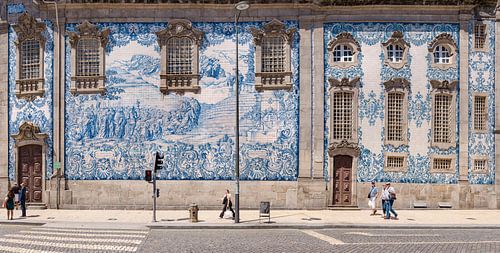 Azulejos,  blauwe tegels aan de Igreja do Carmo, Porto, Douro Litoral, Portugal