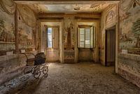 Kinderwagen in een kamer met muur schilderingen
