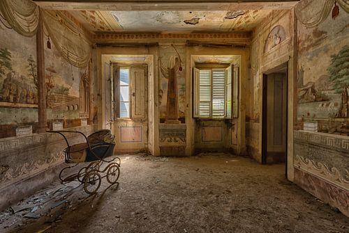 Kinderwagen in een kamer met muur schilderingen