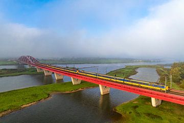 Hanzeboog treinbrug over de rivier de IJssel