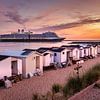 Niederlande, IJmuiden: Das Kreuzfahrtschiff Eurodam. Strandhütten. von Frans Lemmens