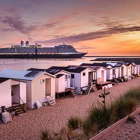 Niederlande, IJmuiden: Das Kreuzfahrtschiff Eurodam. Strandhütten. von Frans Lemmens