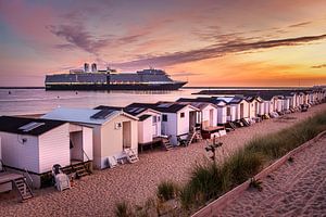 Niederlande, IJmuiden: Das Kreuzfahrtschiff Eurodam. Strandhütten.