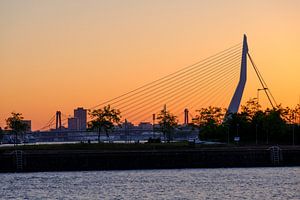 Erasmusbrug tijdens de zonsopkomst van Mark De Rooij