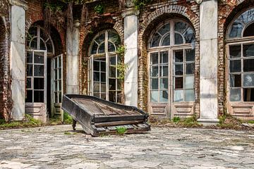 in verlassenes Klavier liegt still im Inneren eines verfallenen Palastes von Gentleman of Decay