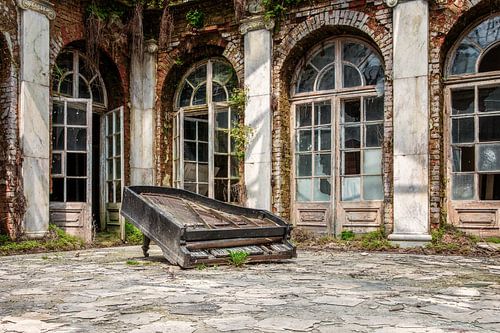 een verlaten piano ligt stil in een vervallen paleis