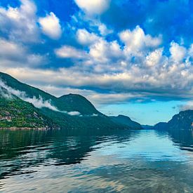 Lysefjord vanaf de ferry met een blauwe wolkenlucht van Henk van Dijk