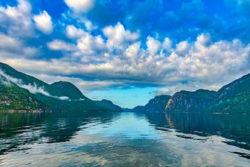 Lysefjord vanaf de ferry met een blauwe wolkenlucht