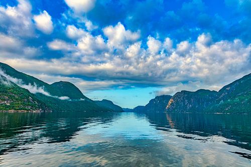 Lysefjord vanaf de ferry met een blauwe wolkenlucht van Henk van Dijk