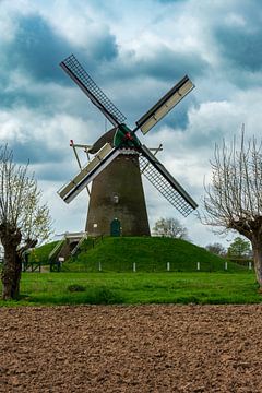 Windmolen in het Nederlandse landschap van Jurjen Jan Snikkenburg