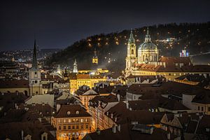 Uitzicht op de Sint-Nicolaaskerk Praag van Dennis Donders