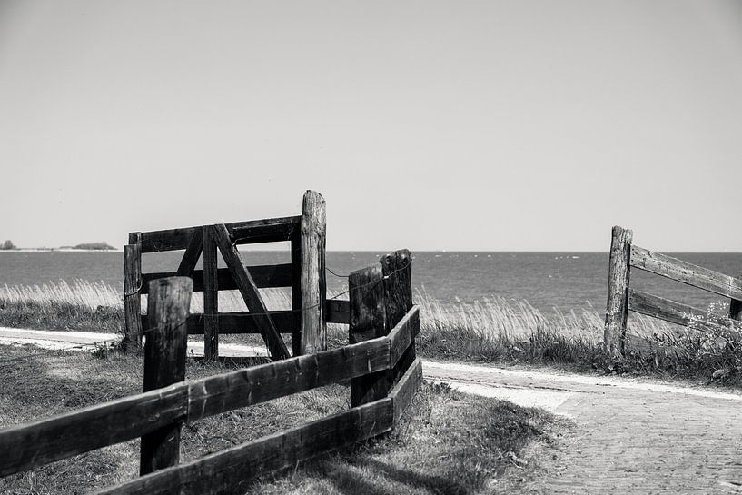 Old fence in a wide landscape by Bert-Jan de Wagenaar