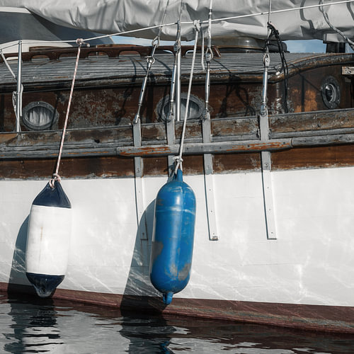 Hafenromantik – Altes Boot im Heimathafen