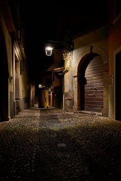 Oude stad van Malcesine bij nacht in Italië