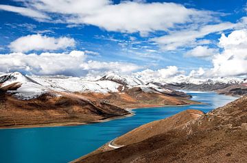 Yamdrok  meer in Tibet van Jan van Reij