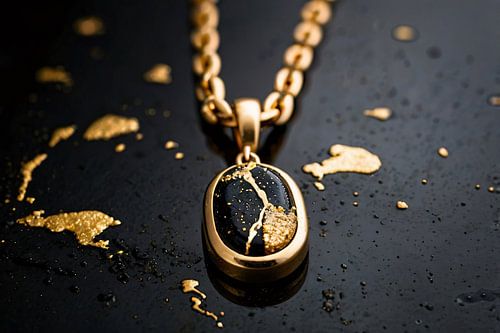 Gouden ketting met zwarte hanger