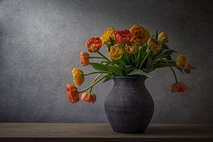 Nature morte avec tulipes pivoines dans un vase en terre cuite