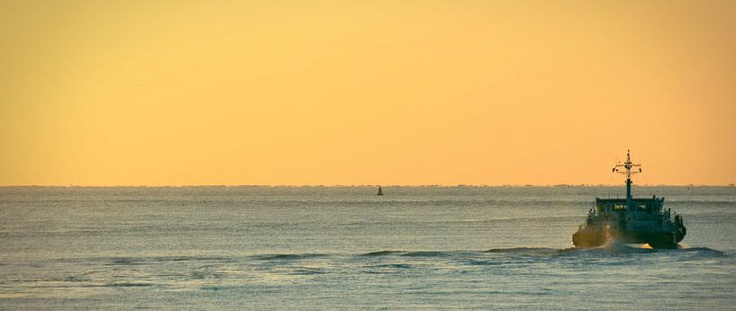 Bye Pilot boat. by Youri Bodbijl