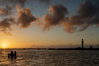 Vuurtoren tijdens zonsondergang in Hellevloetsluis