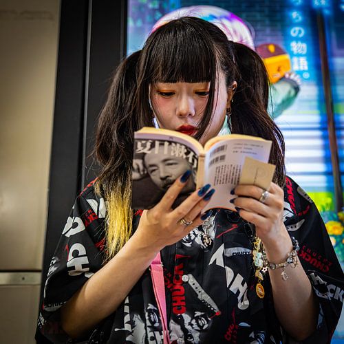 Japanische Frau in Akihabara